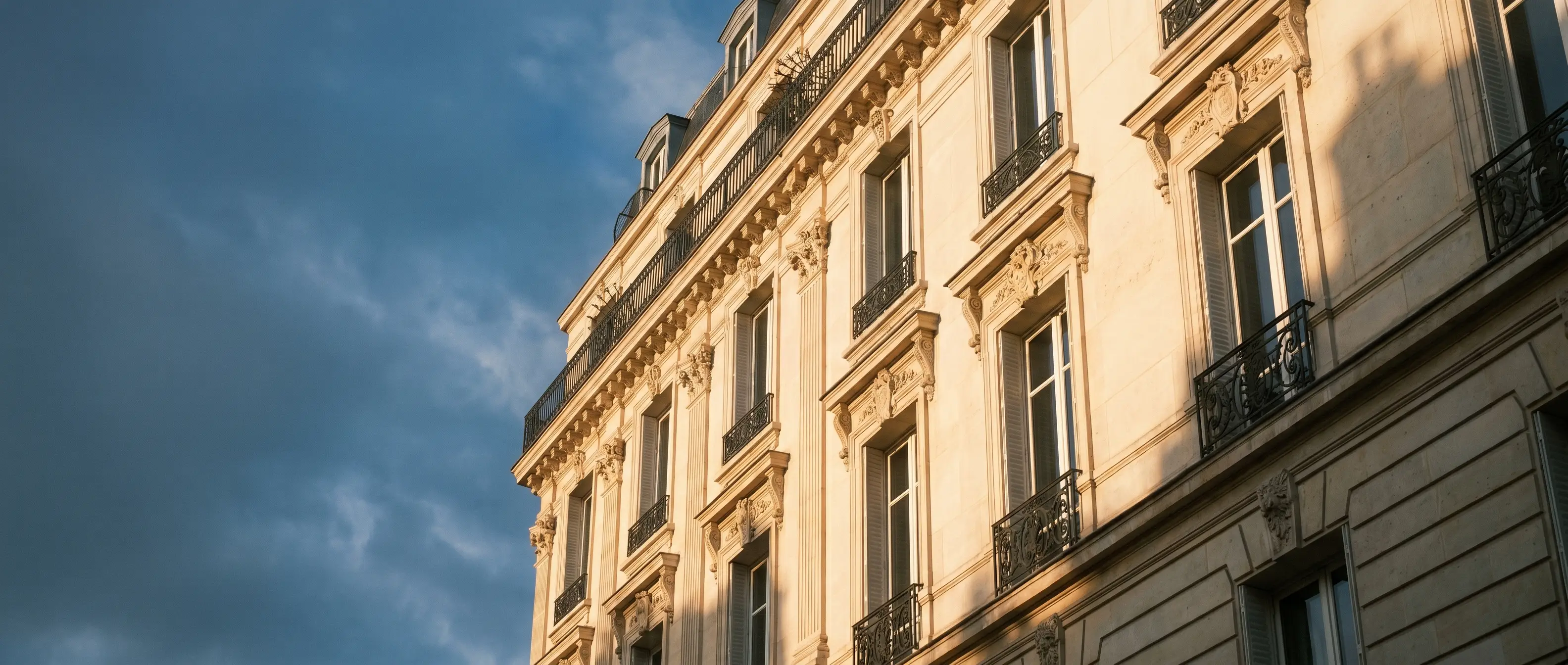 Façade haussmannienne parisienne baignée d'une lumière dorée