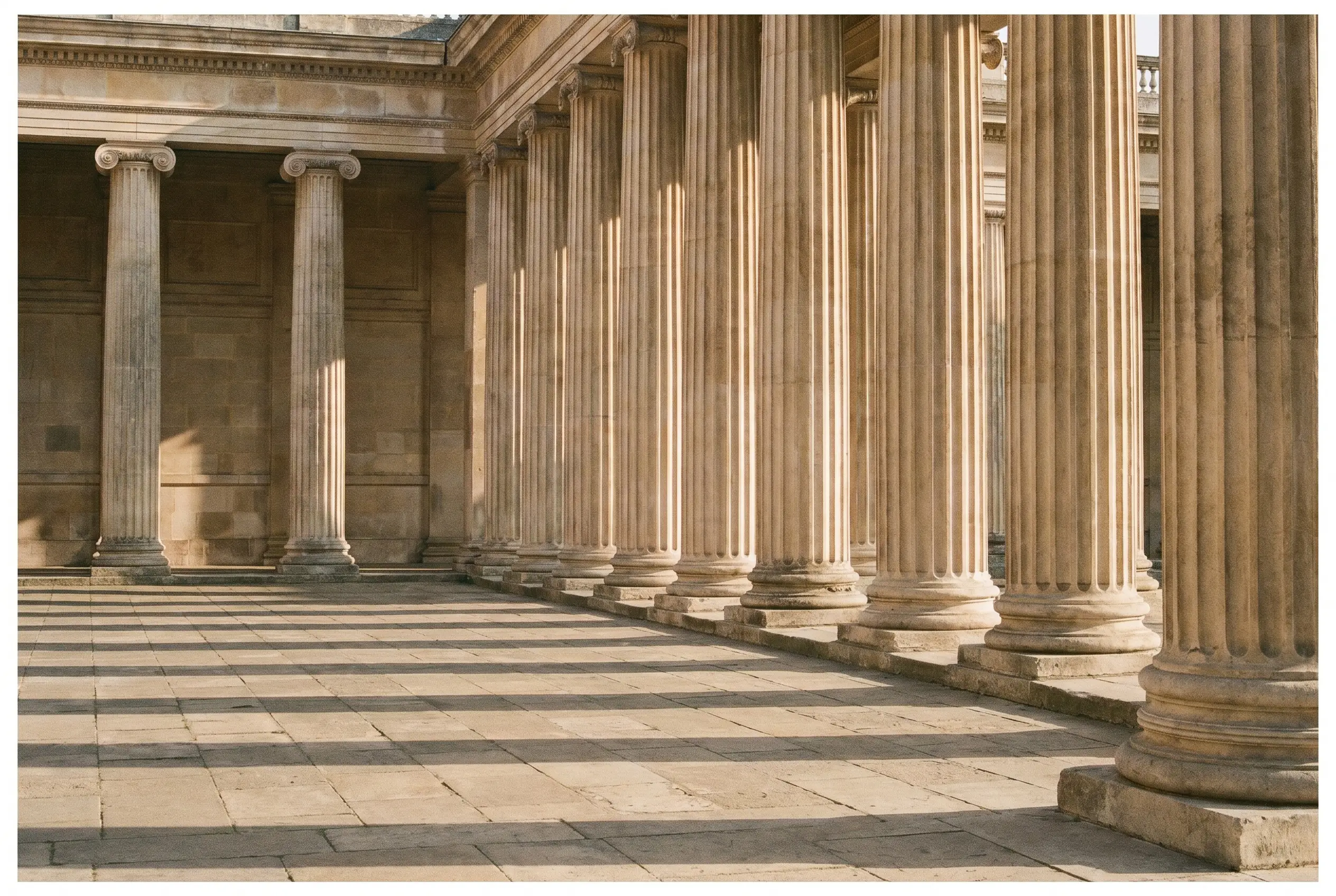 Colonnade de pierre baignée de lumière, symbole de solidité et de protection